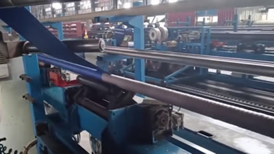 Produção de mangueira química - cobertura de borracha azul